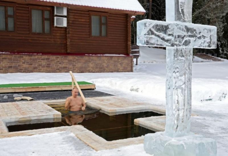 Putin se na -20 stupnjeva okupao u zaleđenom jezeru - Putin se na -20 stupnjeva okupao u zaleđenom jezeru